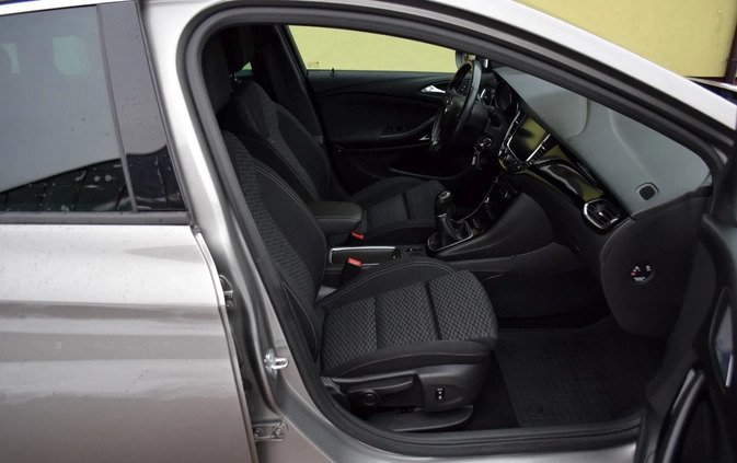 Opel Astra cena 49900 przebieg: 133800, rok produkcji 2017 z Ciechanów małe 172